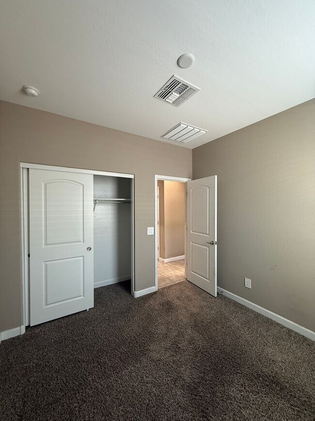 Building Photo - Beautiful Newer 4 Bedroom 3 Bathroom Anthem at Merrill Ranch Home!