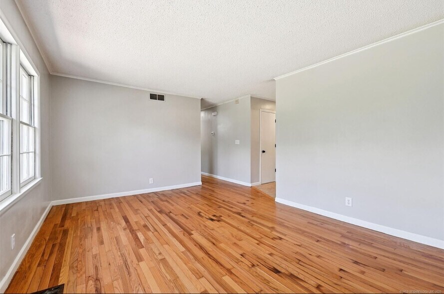 Building Photo - 4643 E 59th St