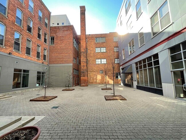 Building Photo - 112 W Washington Blvd