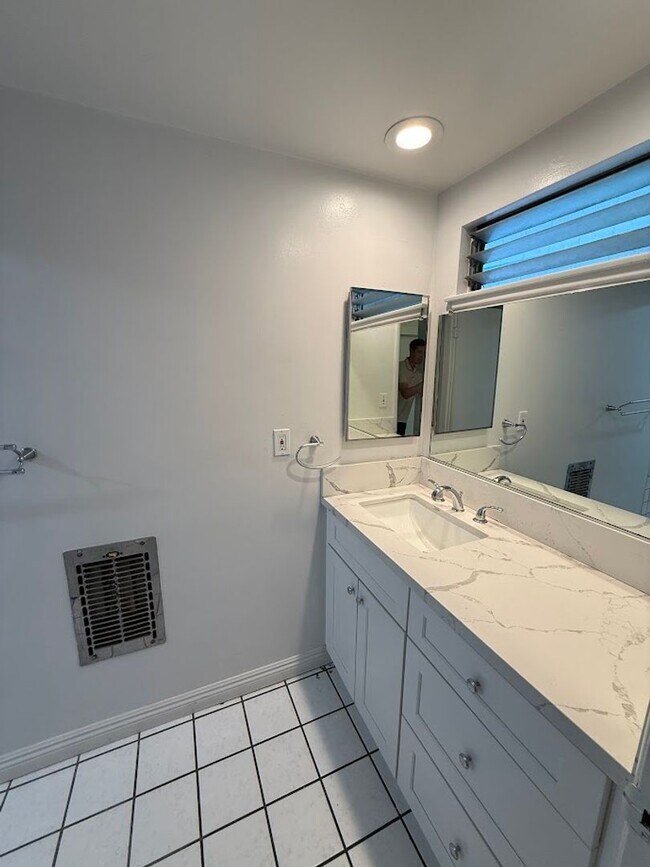 Building Photo - Gorgeous 3 Bedroom, 2 Bathroom, Granada Hi...