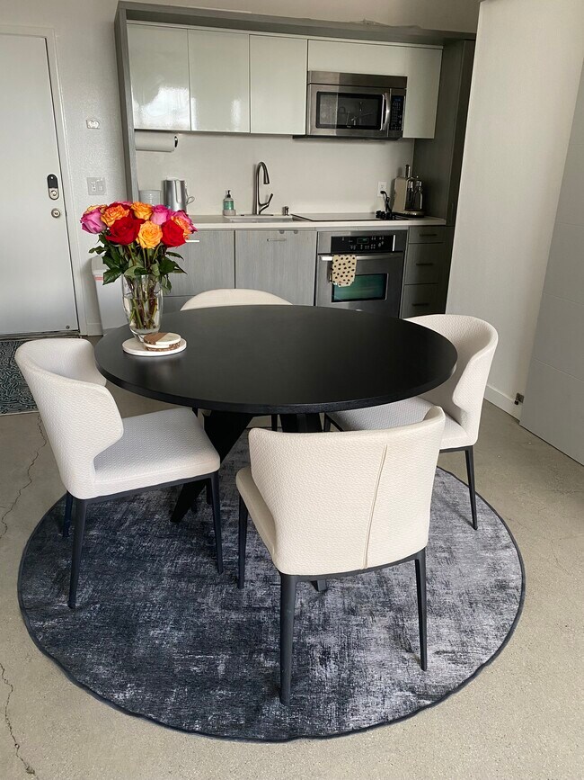 Primary Photo - 955 W Hawthorn St