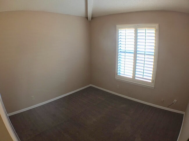 Building Photo - North Hills 3 Bed Refrig A/C!