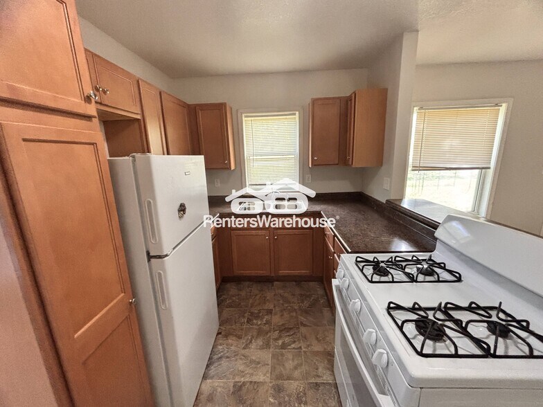 Building Photo - 904 Luster Ln