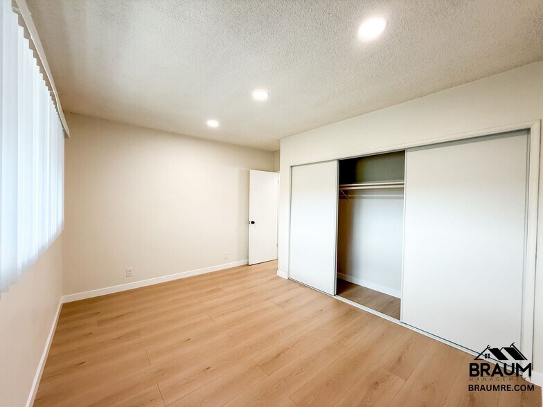 Building Photo - 13129 Oxnard St