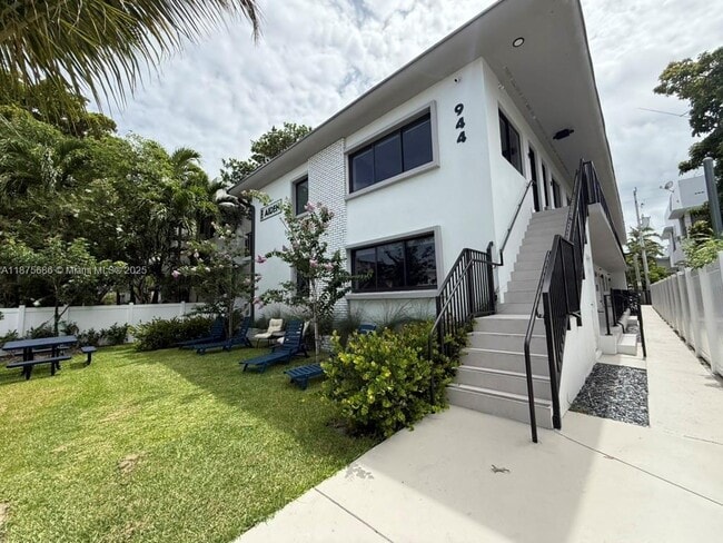 Building Photo - 944 Jefferson Ave