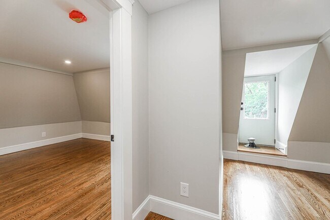 Building Photo - Modern 4bed 3 Bath with 3 parking