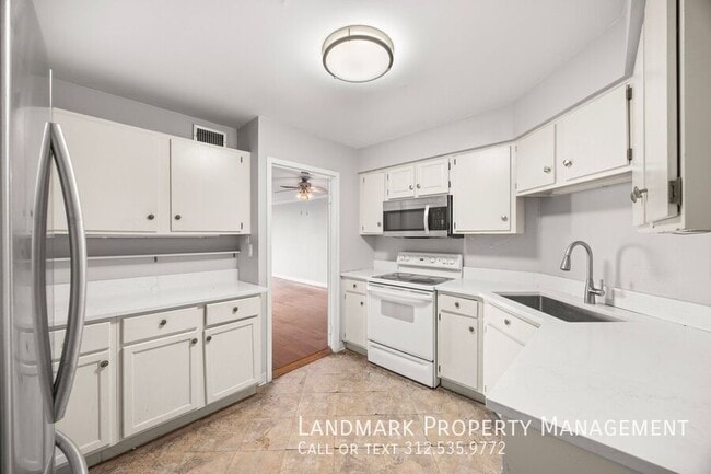 Building Photo - 6033 N Sheridan-Unit 35D