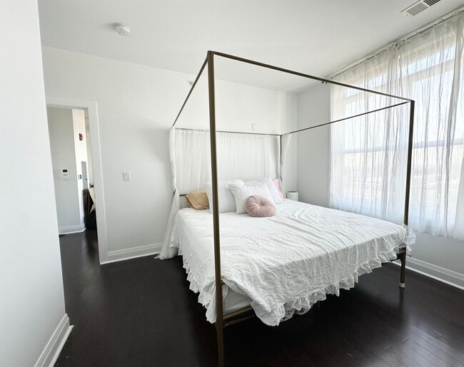 Building Photo - 1901 SUMMIT Ave