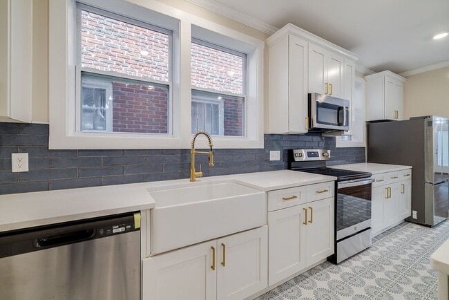 Building Photo - Townhome Close To Downtown..Available NOW!!!