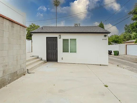 Building Photo - "Charming Reseda Retreat: Cozy 1-Bedroom with Stylish Granite Accents!"