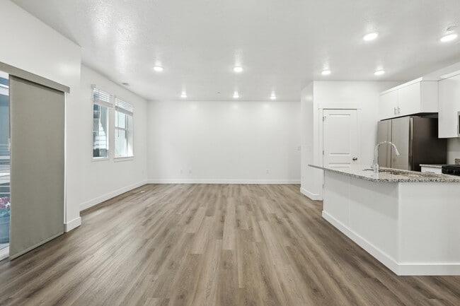 Building Photo - 470 W 15 S