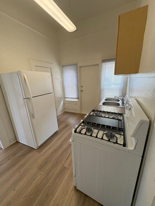 Building Photo - Studio Located Downtown Ventura, Close to ...