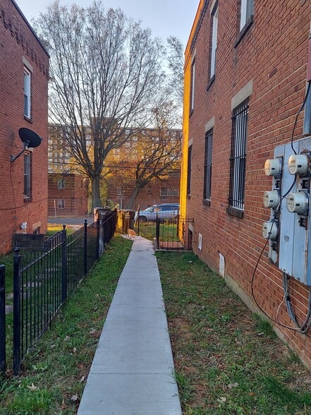Side walkway to rear parkway - 68 Galveston Pl SW