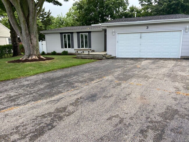 Building Photo - Beautiful, spacious 3 bedroom home in Savoy!