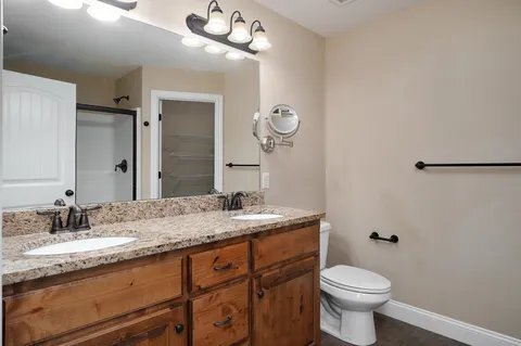 Building Photo - 4662 Oneida Dr