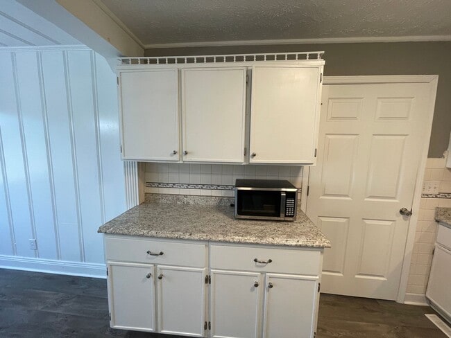 Building Photo - Huge home with bonus room and fenced in ba...