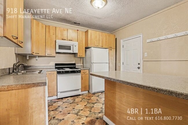Building Photo - 918 Lafayette Ave NE