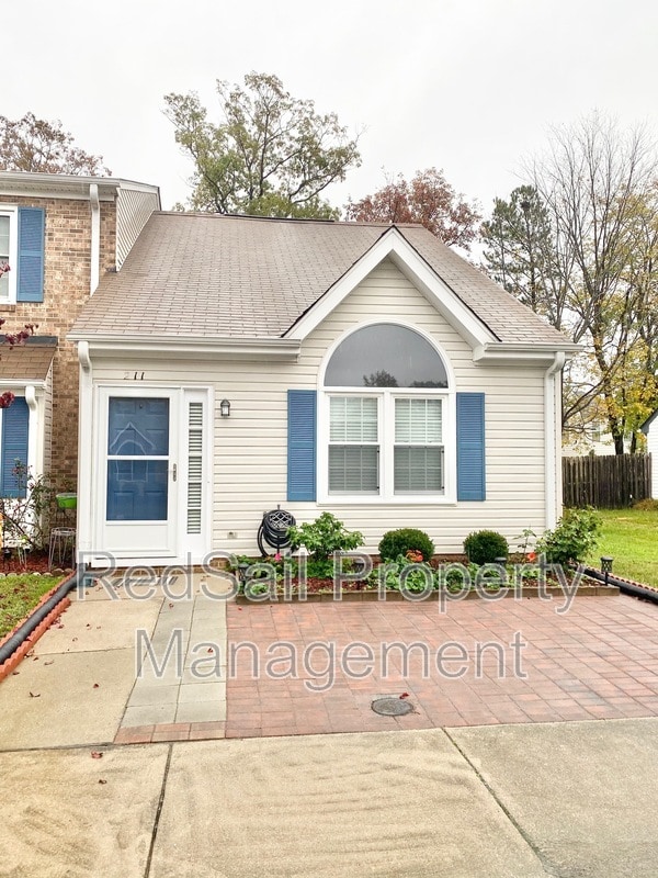 Primary Photo - 211 Crestwood Ct