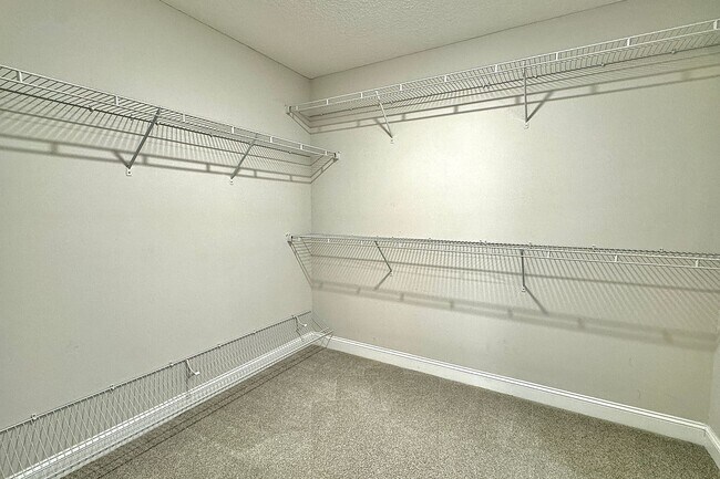 Building Photo - AVAILABLE EARLY DECEMBER (Small Pets Only)