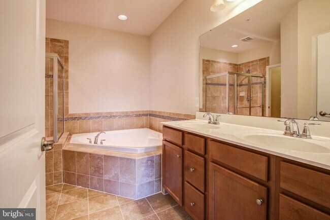 Building Photo - 426 Exchange Avenue