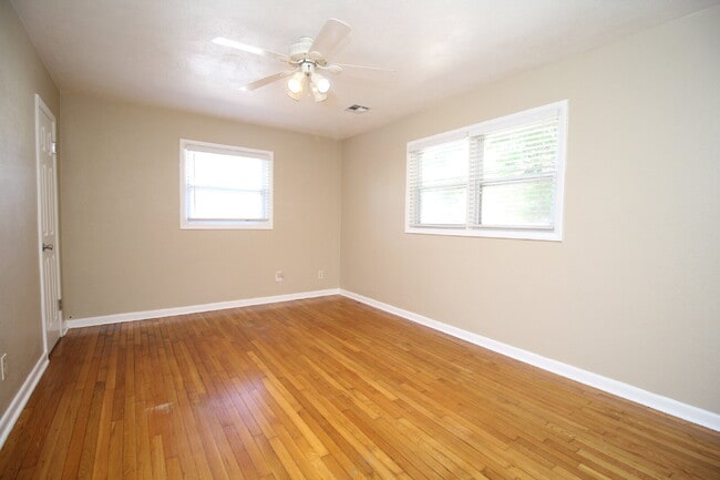 Building Photo - Northeast Pensacola Home- Entertainers Dre...