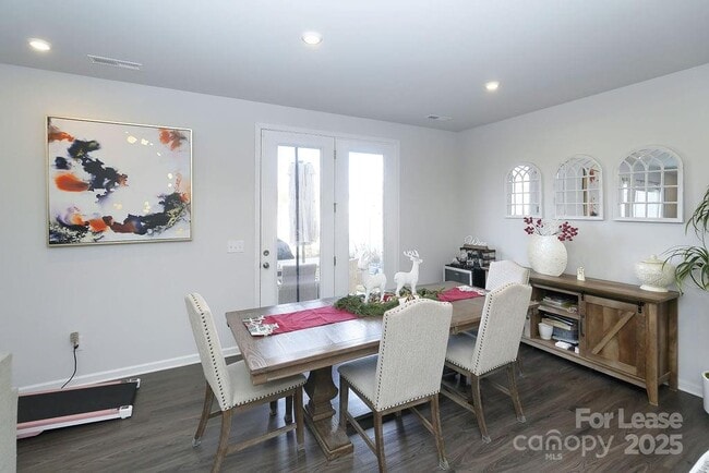 Building Photo - 547 Sitka Dr