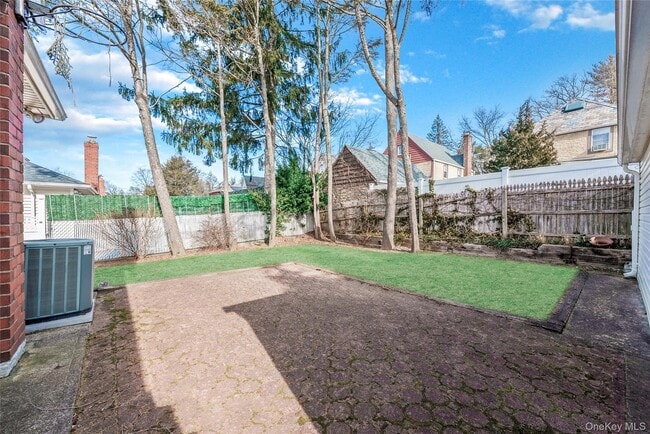 Building Photo - 45 21 Iris Ln