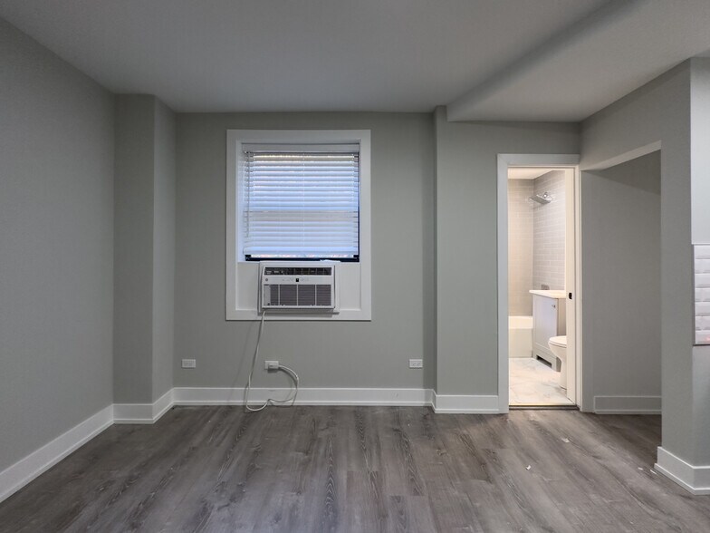 Building Photo - 510 W Belmont Ave