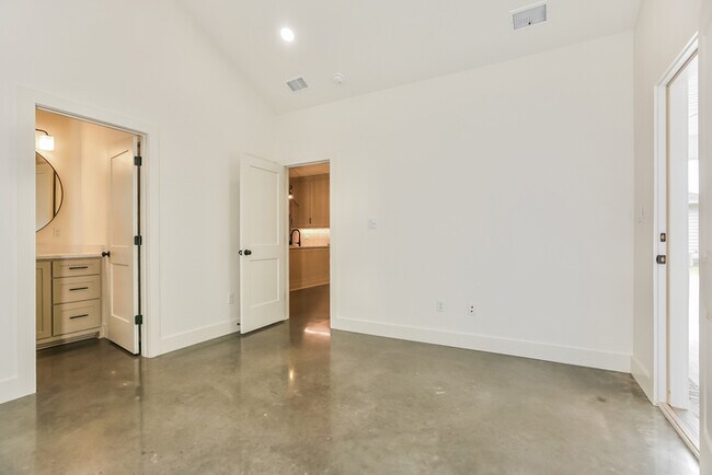 Building Photo - Beautiful Lamarche Cottage