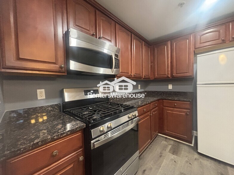 Building Photo - 923 Pine Forest Ln