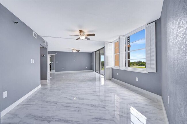Building Photo - 1100 St Charles Pl