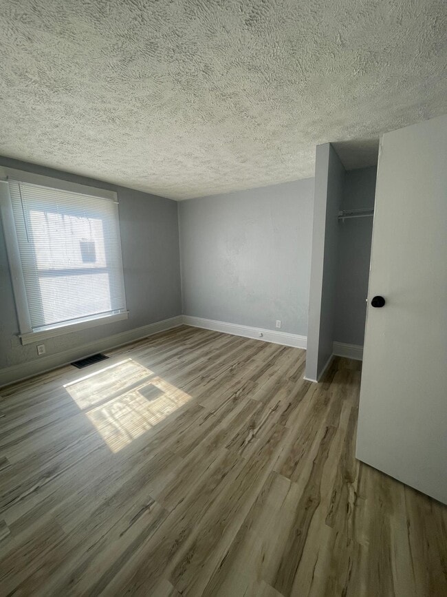 Building Photo - 2105 Bertrand St