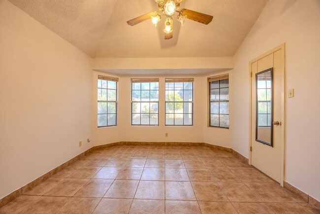 Building Photo - 1425 Longhorn Dr
