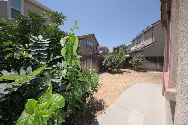 Building Photo - 549 Chaparral Loop