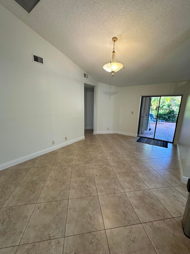 Building Photo - 7689 W Country Club Blvd
