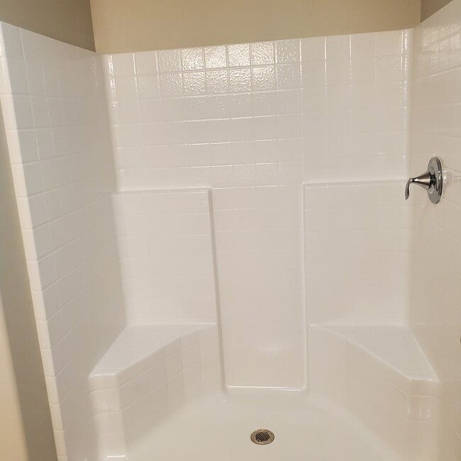 Building Photo - Welcoming 2 Bed, 2.5 Bath Townhouse