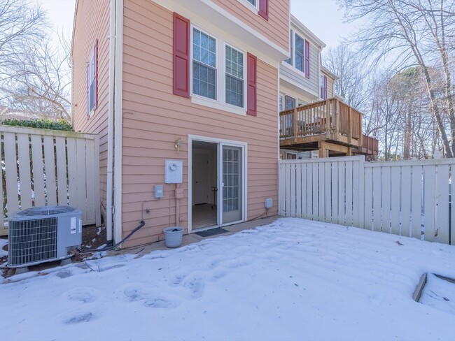 Building Photo - Charming Townhome in Reston with 2-bedroom...