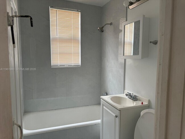 Building Photo - 114 Antilla Ave