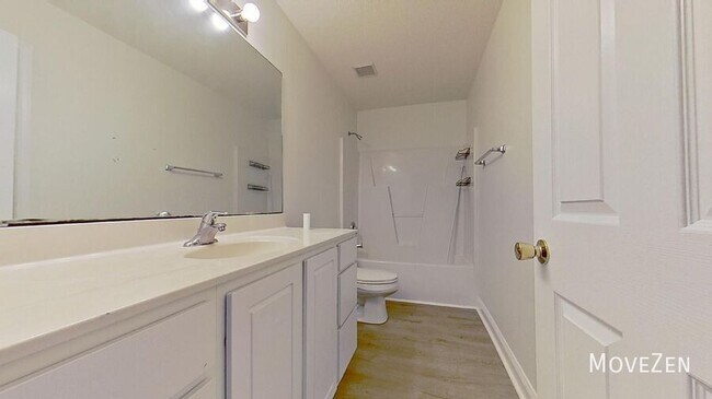 Building Photo - 4705 Pineview Dr