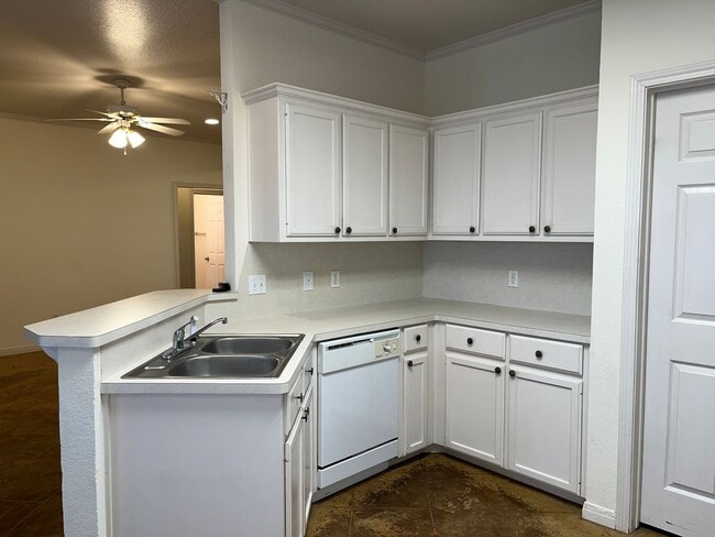 Building Photo - Duplex in Surrey Ridge!