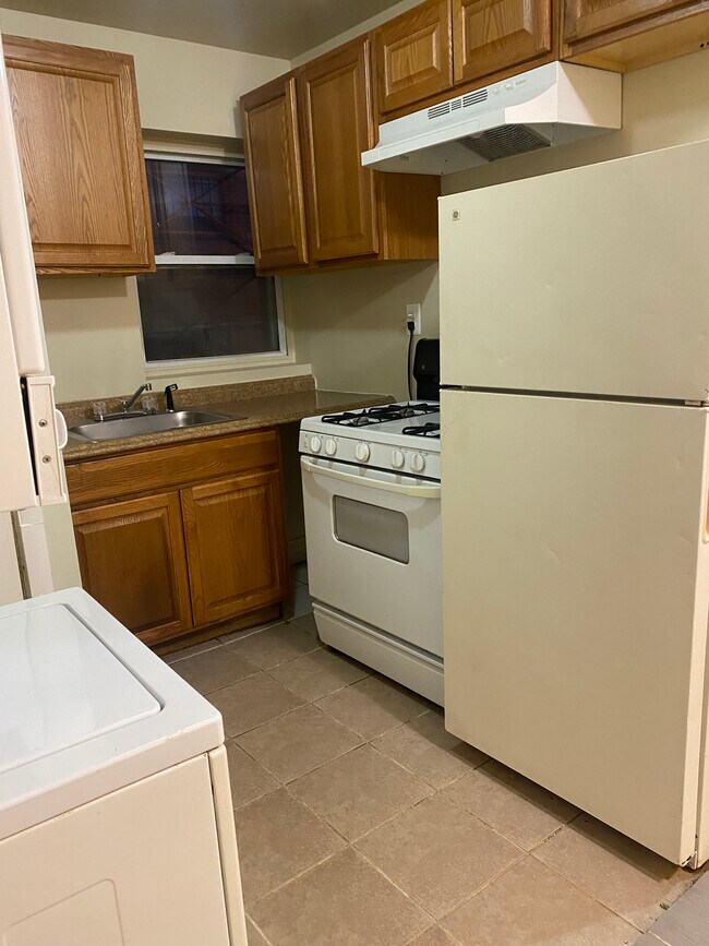 Kitchen - 4101 Gault Plz NE