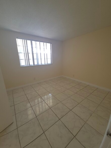 Building Photo - 5335 NW 10th Ct