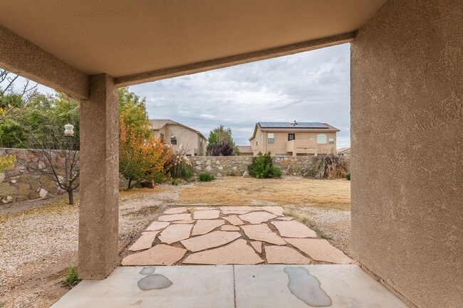 Building Photo - Nice Large Home in Sonoma Ranch—-Will go f...