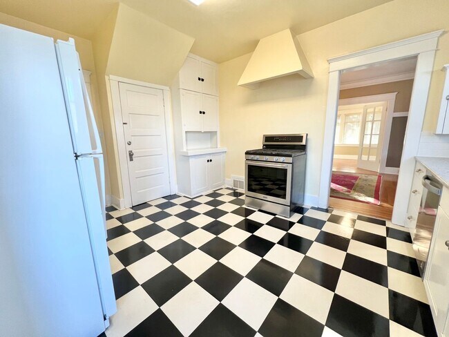 Building Photo - Charming Bluff Park Studio – Bright, Private, and Move-In Ready!