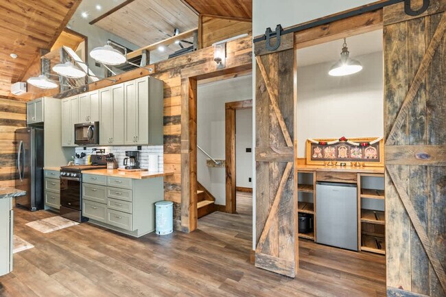 Building Photo - 299 Westview Dr