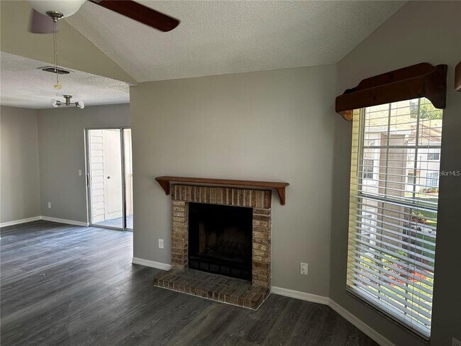 Building Photo - 652 Roaring Dr