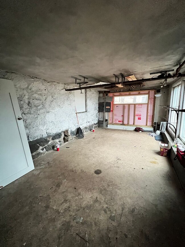 Building Photo - AVAILABLE NOW - Large 4 bedroom in Lakesid...