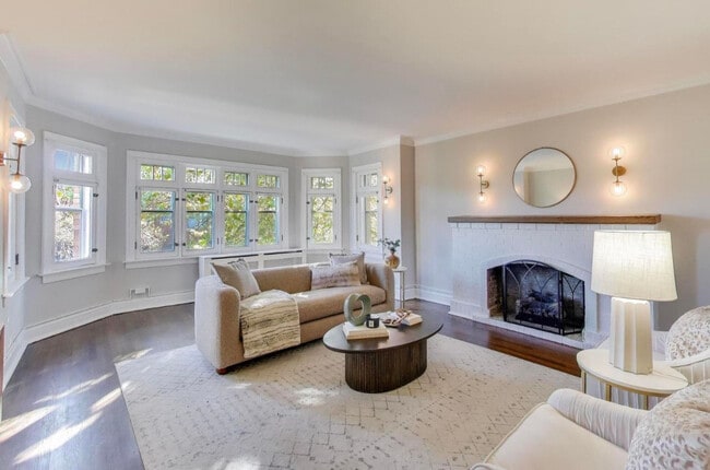 Building Photo - 1628 W Columbia Ave