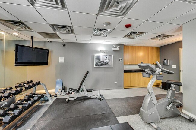 Building Photo - 2930 N Sheridan Rd