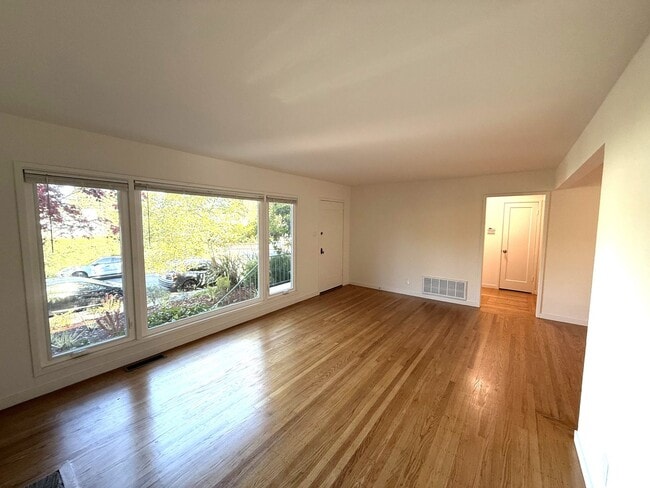 Building Photo - THREE BEDROOM /TWO BATH HOME, JUST A FEW BLOCKS FROM DOWNTOWN LARKSPUR